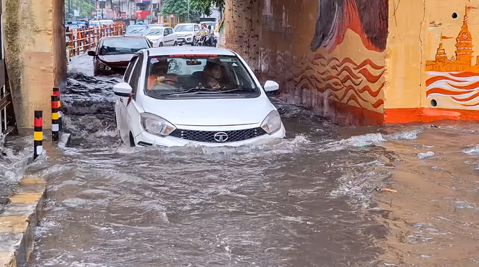 ऋषिकेश में उफनती गंगा का रौद्र रूप, 10 तस्वीरों में देखें दिल्ली NCR में बारिश का कहर