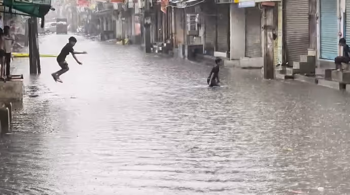 ऋषिकेश में उफनती गंगा का रौद्र रूप, 10 तस्वीरों में देखें दिल्ली NCR में बारिश का कहर