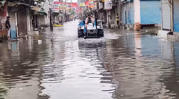 ऋषिकेश में उफनती गंगा का रौद्र रूप, 10 तस्वीरों में देखें दिल्ली NCR में बारिश का कहर