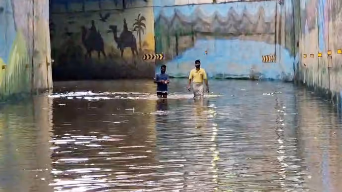 ऋषिकेश में उफनती गंगा का रौद्र रूप, 10 तस्वीरों में देखें दिल्ली NCR में बारिश का कहर