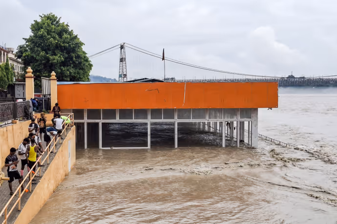 ऋषिकेश में उफनती गंगा का रौद्र रूप, 10 तस्वीरों में देखें दिल्ली NCR में बारिश का कहर