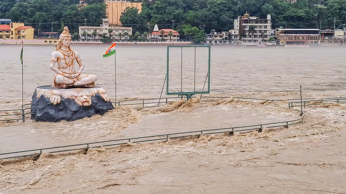 ऋषिकेश में उफनती गंगा का रौद्र रूप, 10 तस्वीरों में देखें दिल्ली NCR में बारिश का कहर