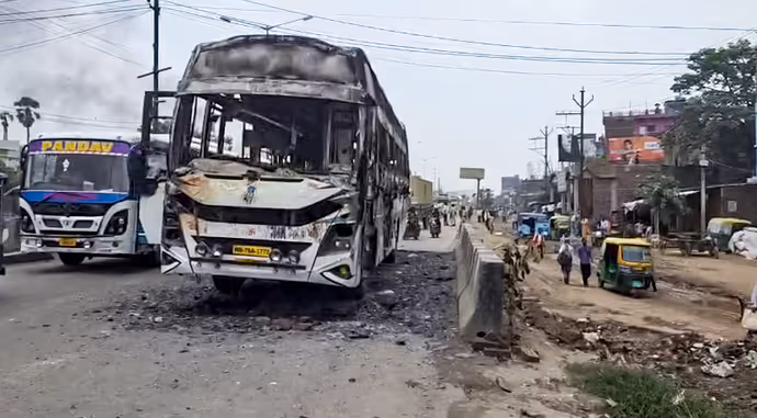 पटना में युवक की मौत के बाद भड़की हिंसा! 8 PHOTO में देखें जीरो माइल पर आग, पथराव और बवाल