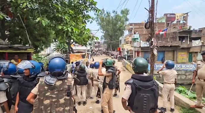 पटना में युवक की मौत के बाद भड़की हिंसा! 8 PHOTO में देखें जीरो माइल पर आग, पथराव और बवाल