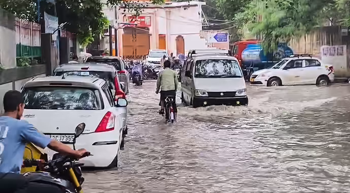 बाढ़ से तबाही की 7 PHOTO: पंजाब में सड़क धंसने से बना बड़ा सिंकहोल, कुल्लू में ब्यास नदी का तांडव