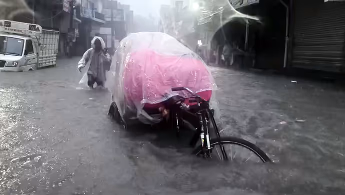 बाढ़ से बदहाल दिल्ली की 15 तस्वीरें: कहीं सड़कें बनी तालाब तो कहीं फ्लाईओवर पर लंबी कतार
