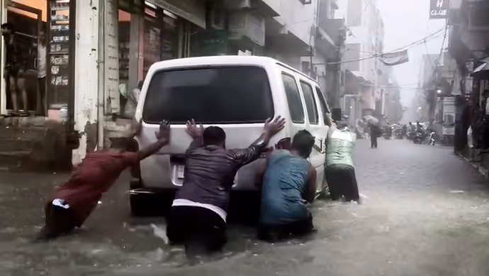 बाढ़ से बदहाल दिल्ली की 15 तस्वीरें: कहीं सड़कें बनी तालाब तो कहीं फ्लाईओवर पर लंबी कतार