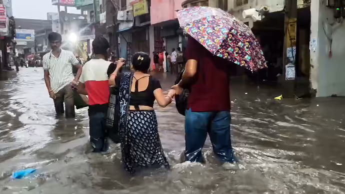बाढ़ से बदहाल दिल्ली की 15 तस्वीरें: कहीं सड़कें बनी तालाब तो कहीं फ्लाईओवर पर लंबी कतार