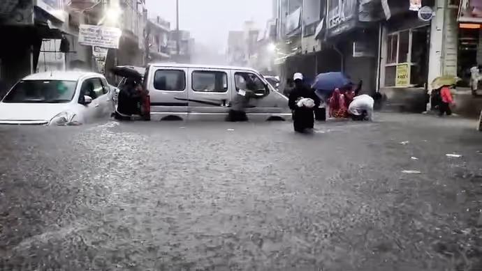 बाढ़ से बदहाल दिल्ली की 15 तस्वीरें: कहीं सड़कें बनी तालाब तो कहीं फ्लाईओवर पर लंबी कतार