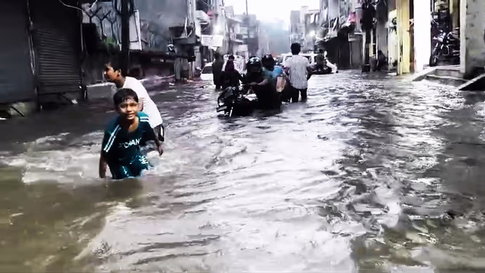 बाढ़ से बदहाल दिल्ली की 15 तस्वीरें: कहीं सड़कें बनी तालाब तो कहीं फ्लाईओवर पर लंबी कतार
