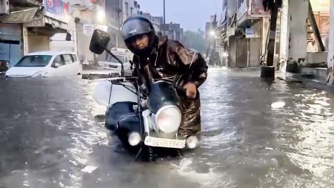 बाढ़ से बदहाल दिल्ली की 15 तस्वीरें: कहीं सड़कें बनी तालाब तो कहीं फ्लाईओवर पर लंबी कतार