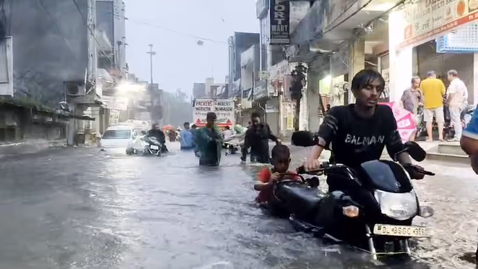 बाढ़ से बदहाल दिल्ली की 15 तस्वीरें: कहीं सड़कें बनी तालाब तो कहीं फ्लाईओवर पर लंबी कतार