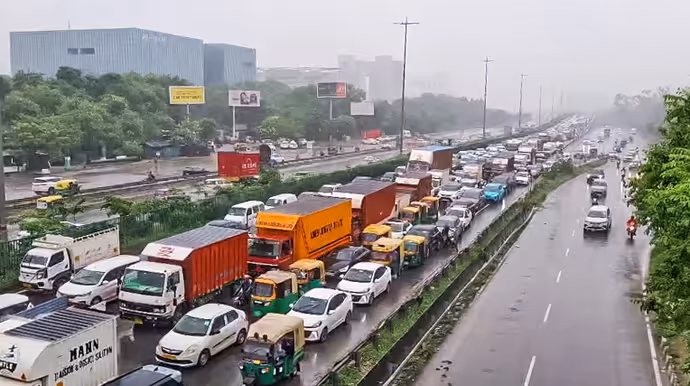 बाढ़ से बदहाल दिल्ली की 15 तस्वीरें: कहीं सड़कें बनी तालाब तो कहीं फ्लाईओवर पर लंबी कतार