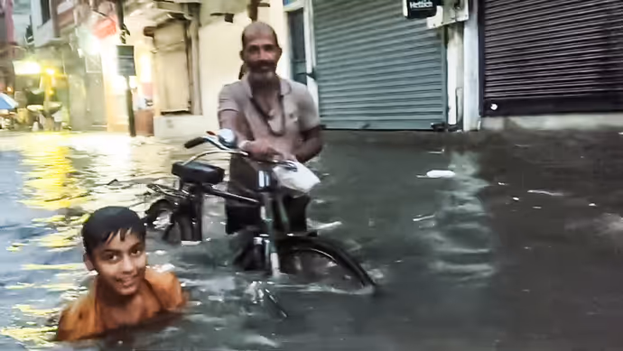 बाढ़ से बदहाल दिल्ली की 15 तस्वीरें: कहीं सड़कें बनी तालाब तो कहीं फ्लाईओवर पर लंबी कतार