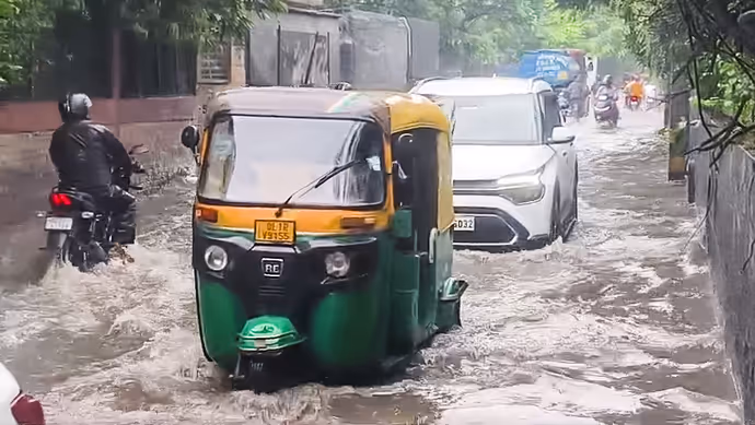 बाढ़ से बदहाल दिल्ली की 15 तस्वीरें: कहीं सड़कें बनी तालाब तो कहीं फ्लाईओवर पर लंबी कतार