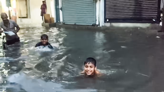 बाढ़ से बदहाल दिल्ली की 15 तस्वीरें: कहीं सड़कें बनी तालाब तो कहीं फ्लाईओवर पर लंबी कतार