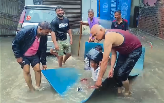बाढ़ से बदहाल दिल्ली की 15 तस्वीरें: कहीं सड़कें बनी तालाब तो कहीं फ्लाईओवर पर लंबी कतार