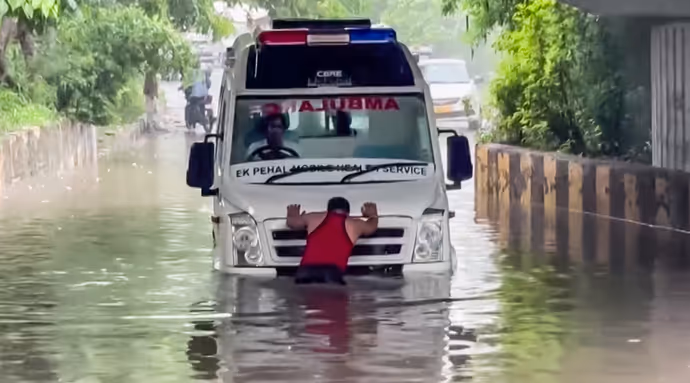 बाढ़ से बदहाल दिल्ली की 15 तस्वीरें: कहीं सड़कें बनी तालाब तो कहीं फ्लाईओवर पर लंबी कतार