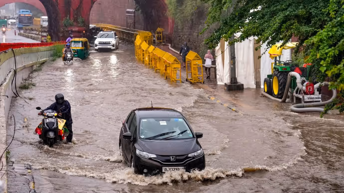 आसमान से आफत, सड़कों पर सैलाब! 10 PHOTO में देखें बारिश से बेहाल दिल्ली-NCR