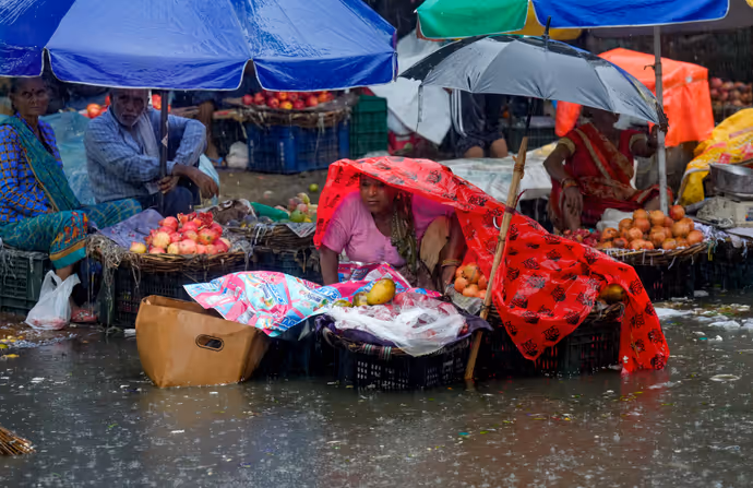 आसमान से आफत, सड़कों पर सैलाब! 10 PHOTO में देखें बारिश से बेहाल दिल्ली-NCR
