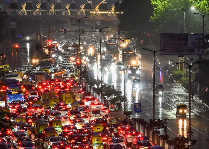 आसमान से आफत, सड़कों पर सैलाब! 10 PHOTO में देखें बारिश से बेहाल दिल्ली-NCR