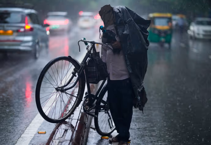 आसमान से आफत, सड़कों पर सैलाब! 10 PHOTO में देखें बारिश से बेहाल दिल्ली-NCR