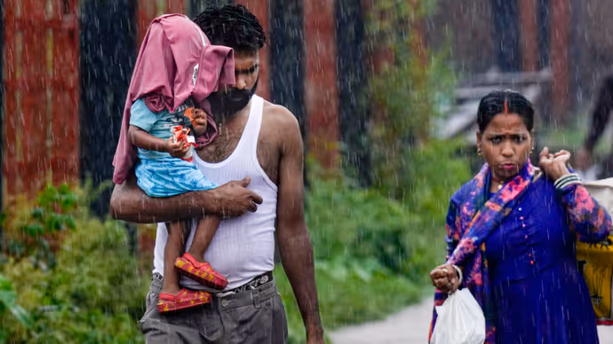 आसमान से आफत, सड़कों पर सैलाब! 10 PHOTO में देखें बारिश से बेहाल दिल्ली-NCR