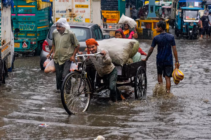 आसमान से आफत, सड़कों पर सैलाब! 10 PHOTO में देखें बारिश से बेहाल दिल्ली-NCR