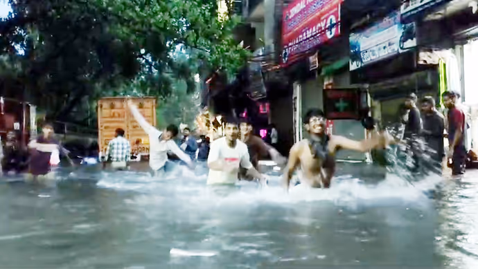 आसमान से आफत, सड़कों पर सैलाब! 10 PHOTO में देखें बारिश से बेहाल दिल्ली-NCR