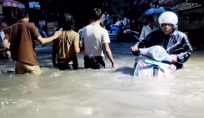 बारिश से हाहाकार: 8 PHOTO में देखें कैसे त्राहिमाम कर रही दिल्ली