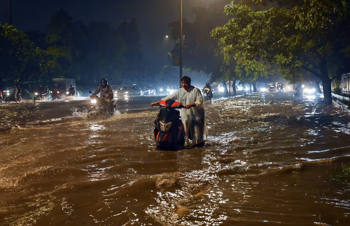 बारिश से हाहाकार: 8 PHOTO में देखें कैसे त्राहिमाम कर रही दिल्ली