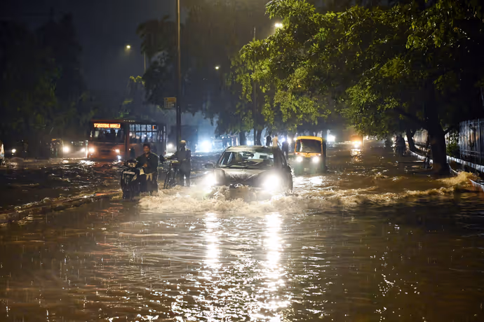 बारिश से हाहाकार: 8 PHOTO में देखें कैसे त्राहिमाम कर रही दिल्ली