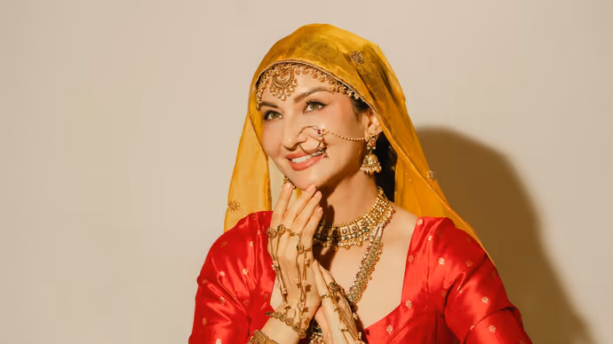 रहमान डकैत की बेगम का छाया अनारकली लुक, 6 PHOTOS में देखें सौम्या टंडन की खूबसूरती