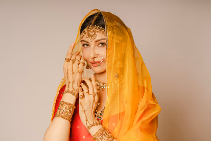 रहमान डकैत की बेगम का छाया अनारकली लुक, 6 PHOTOS में देखें सौम्या टंडन की खूबसूरती