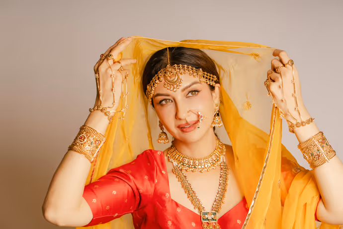 रहमान डकैत की बेगम का छाया अनारकली लुक, 6 PHOTOS में देखें सौम्या टंडन की खूबसूरती
