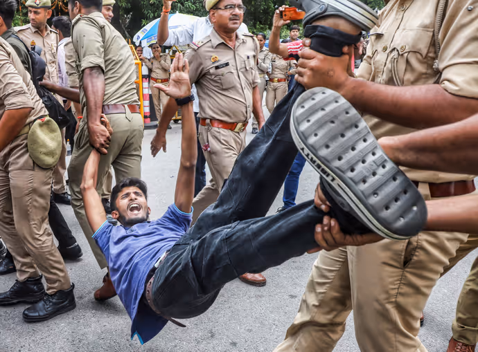लखनऊ में बवाल: सड़क पर उतरे सपा कार्यकर्ताओं को पुलिस ने घसीटा, 7 फोटो में देखें E20 पेट्रोल का विरोध