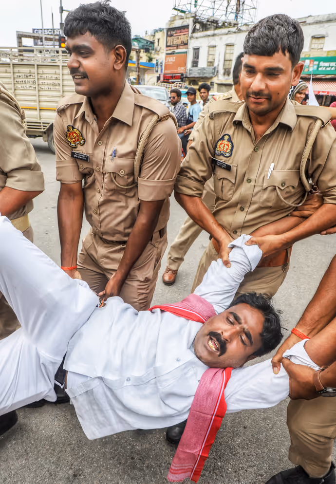 लखनऊ में बवाल: सड़क पर उतरे सपा कार्यकर्ताओं को पुलिस ने घसीटा, 7 फोटो में देखें E20 पेट्रोल का विरोध