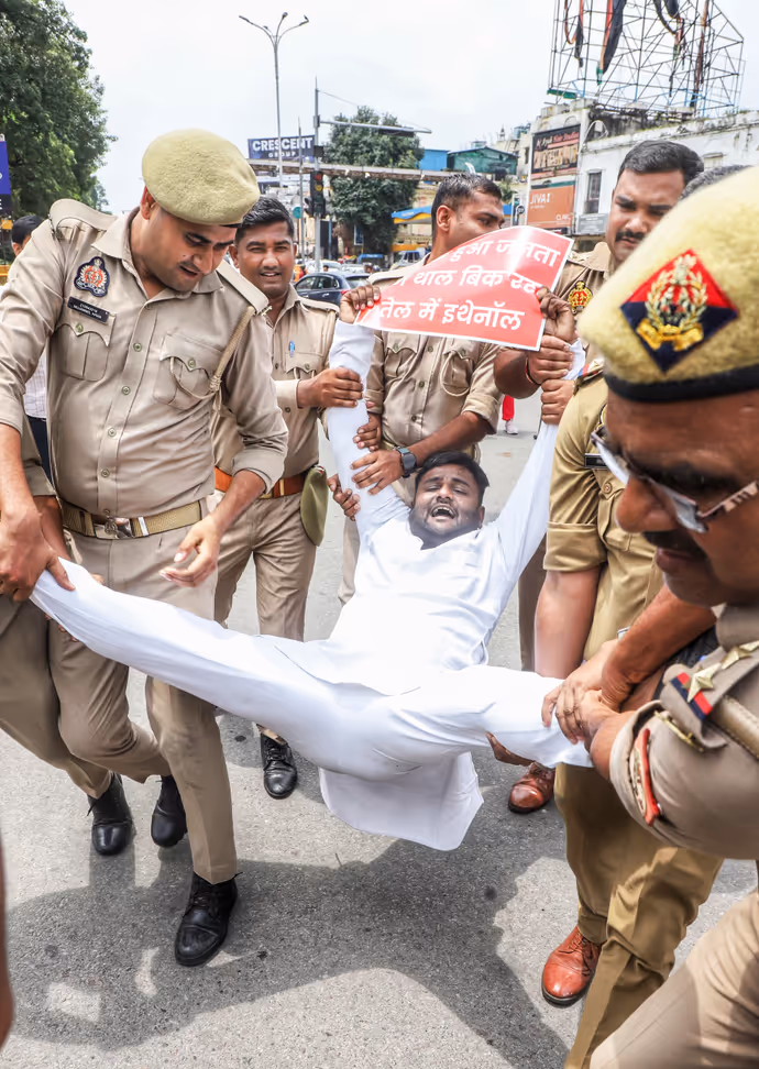 लखनऊ में बवाल: सड़क पर उतरे सपा कार्यकर्ताओं को पुलिस ने घसीटा, 7 फोटो में देखें E20 पेट्रोल का विरोध