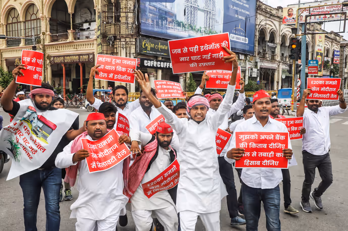 लखनऊ में बवाल: सड़क पर उतरे सपा कार्यकर्ताओं को पुलिस ने घसीटा, 7 फोटो में देखें E20 पेट्रोल का विरोध