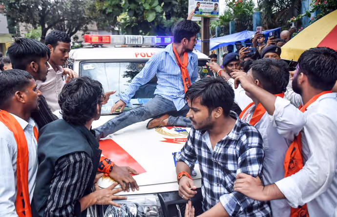 रांची: गले में डाली रस्सी तो किसी को घसीटा, 5 फोटो में देखें पुलिस ने कैसे दबाया ABVP छात्रों का विरोध
