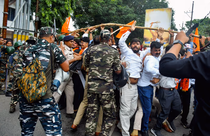 रांची: गले में डाली रस्सी तो किसी को घसीटा, 5 फोटो में देखें पुलिस ने कैसे दबाया ABVP छात्रों का विरोध