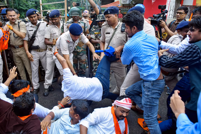 रांची: गले में डाली रस्सी तो किसी को घसीटा, 5 फोटो में देखें पुलिस ने कैसे दबाया ABVP छात्रों का विरोध