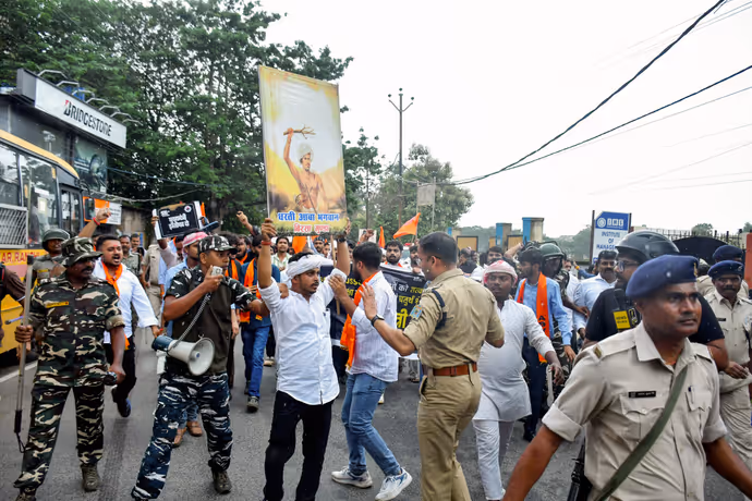 रांची: गले में डाली रस्सी तो किसी को घसीटा, 5 फोटो में देखें पुलिस ने कैसे दबाया ABVP छात्रों का विरोध