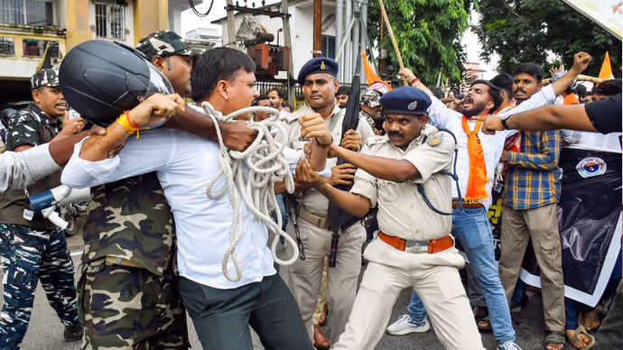रांची: गले में डाली रस्सी तो किसी को घसीटा, 5 फोटो में देखें पुलिस ने कैसे दबाया ABVP छात्रों का विरोध