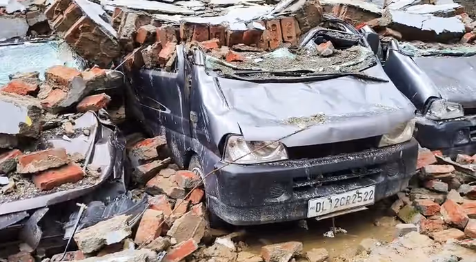 दिल्ली: दीवार ढहने से चकनाचूर हुईं कारें, 6 तस्वीरों में देखें हादसे के बाद गाड़ियों का हाल