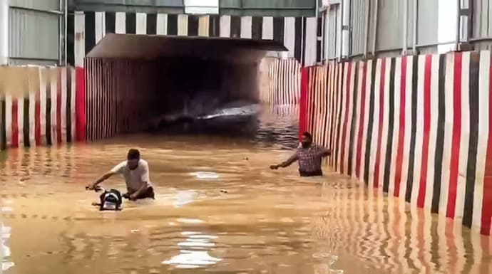 आसमान से आफत, डूबते आशियाने, छिनती ज़िंदगियां...CM हिमंता को देख फफक पड़े पीड़ित, 9 PHOTO में असम तबाही