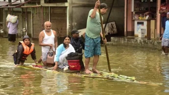 आसमान से आफत, डूबते आशियाने, छिनती ज़िंदगियां...CM हिमंता को देख फफक पड़े पीड़ित, 9 PHOTO में असम तबाही