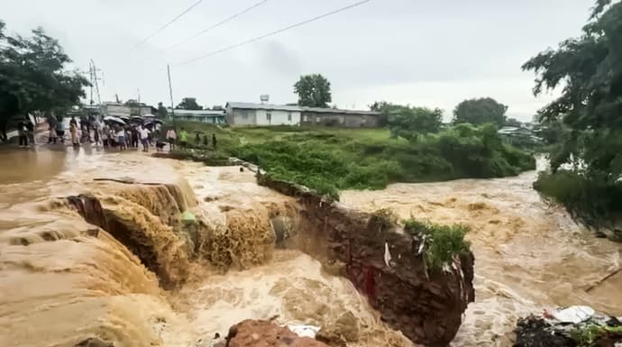 आसमान से आफत, डूबते आशियाने, छिनती ज़िंदगियां...CM हिमंता को देख फफक पड़े पीड़ित, 9 PHOTO में असम तबाही