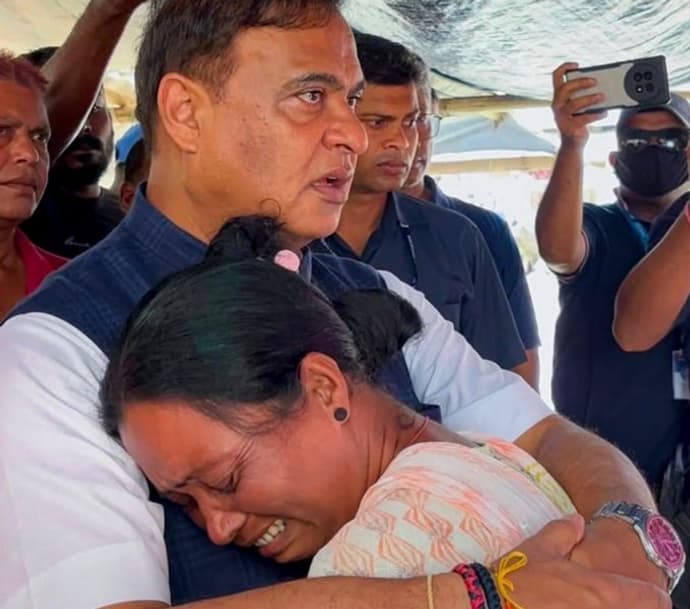 आसमान से आफत, डूबते आशियाने, छिनती ज़िंदगियां...CM हिमंता को देख फफक पड़े पीड़ित, 9 PHOTO में असम तबाही