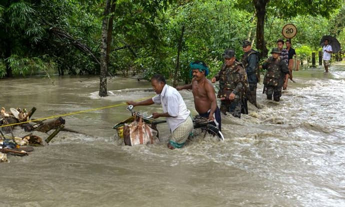 आसमान से आफत, डूबते आशियाने, छिनती ज़िंदगियां...CM हिमंता को देख फफक पड़े पीड़ित, 9 PHOTO में असम तबाही